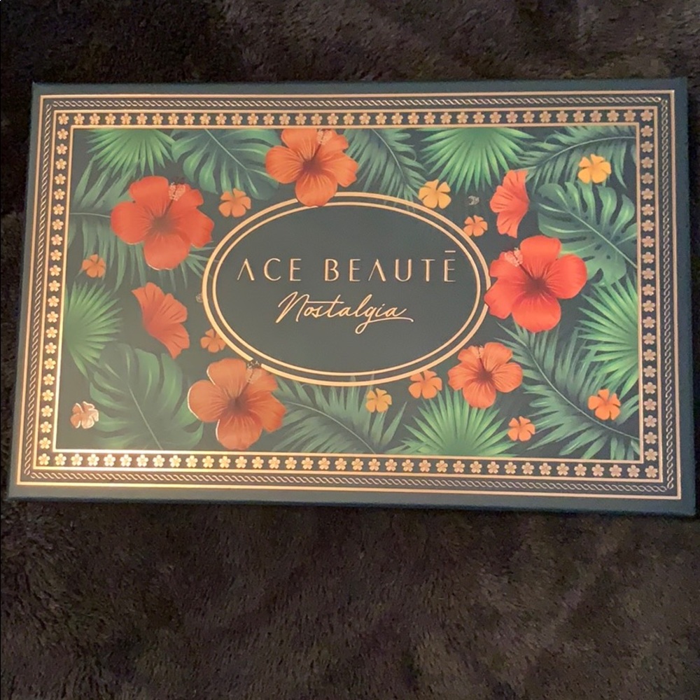Ace Beautē Nostalgia Eyeshadow Palette**NEW IN BOX